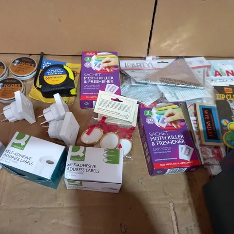 TOTE OF APPROXIMATELY 18 ASSORTED ITEMS TO INCLUDE A EU/UK PLUG SET, 7.5M MEASURING TAPE AND A SACHET MOTH KILLER AND FRESHNER