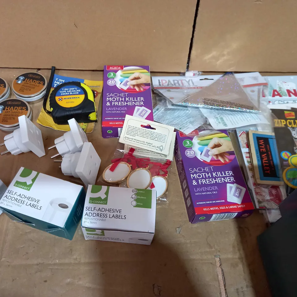 TOTE OF APPROXIMATELY 18 ASSORTED ITEMS TO INCLUDE A EU/UK PLUG SET, 7.5M MEASURING TAPE AND A SACHET MOTH KILLER AND FRESHNER 