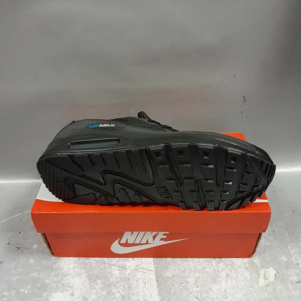 BOXED PAIR OF NIKE AIR MAX 90 TRAINERS IN BLACK SIZE UK 8