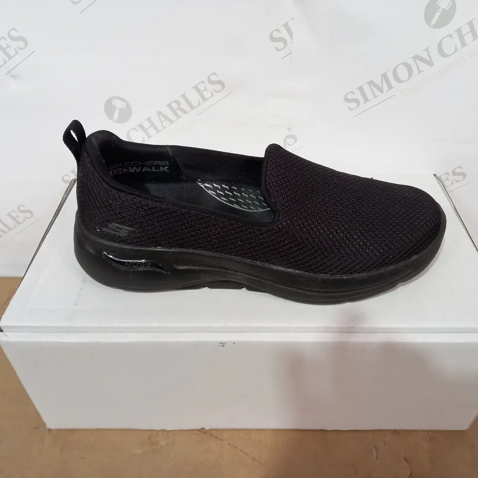 BOXED PAIR OF SKECHERS BLACK TRAINERS - SIZE 4