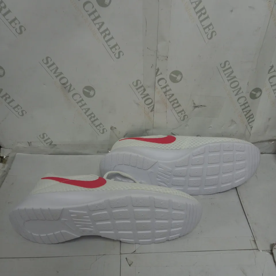 BOXED PAIR OF NIKE WOMENS TANJUN UK 8.5 - DAMAGED BOX 
