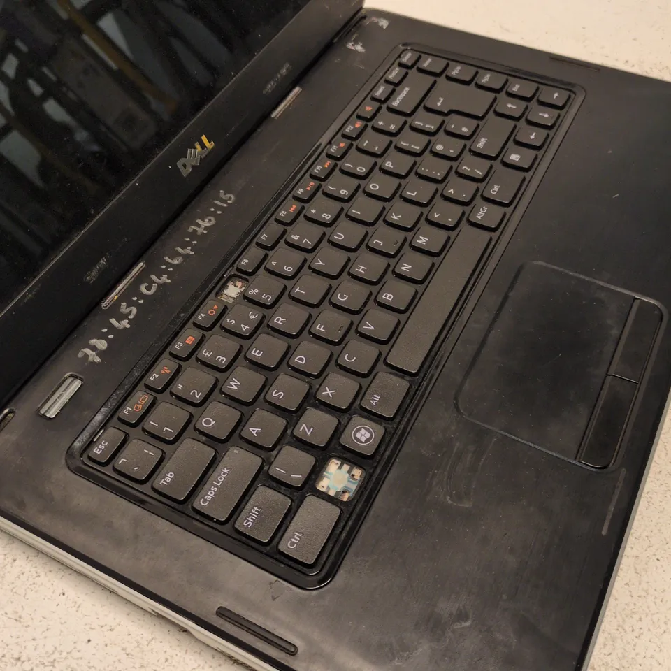 DELL VOSTRO 1540 LAPTOP – FAULTY, MISSING KEYCAPS, NOT POWER TESTED