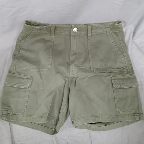 ONLY CARGO SHORTS IN DARK OLIVE SIZE MEDIUM