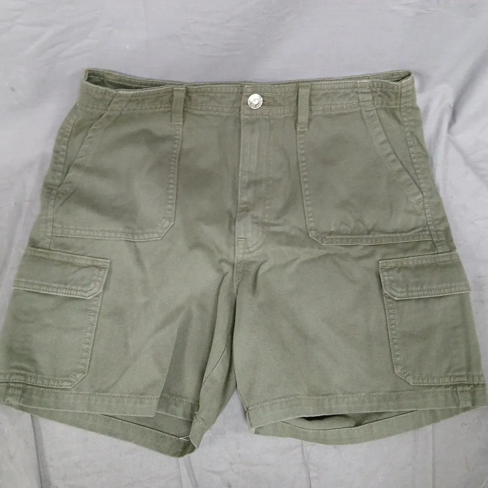 ONLY CARGO SHORTS IN DARK OLIVE SIZE MEDIUM