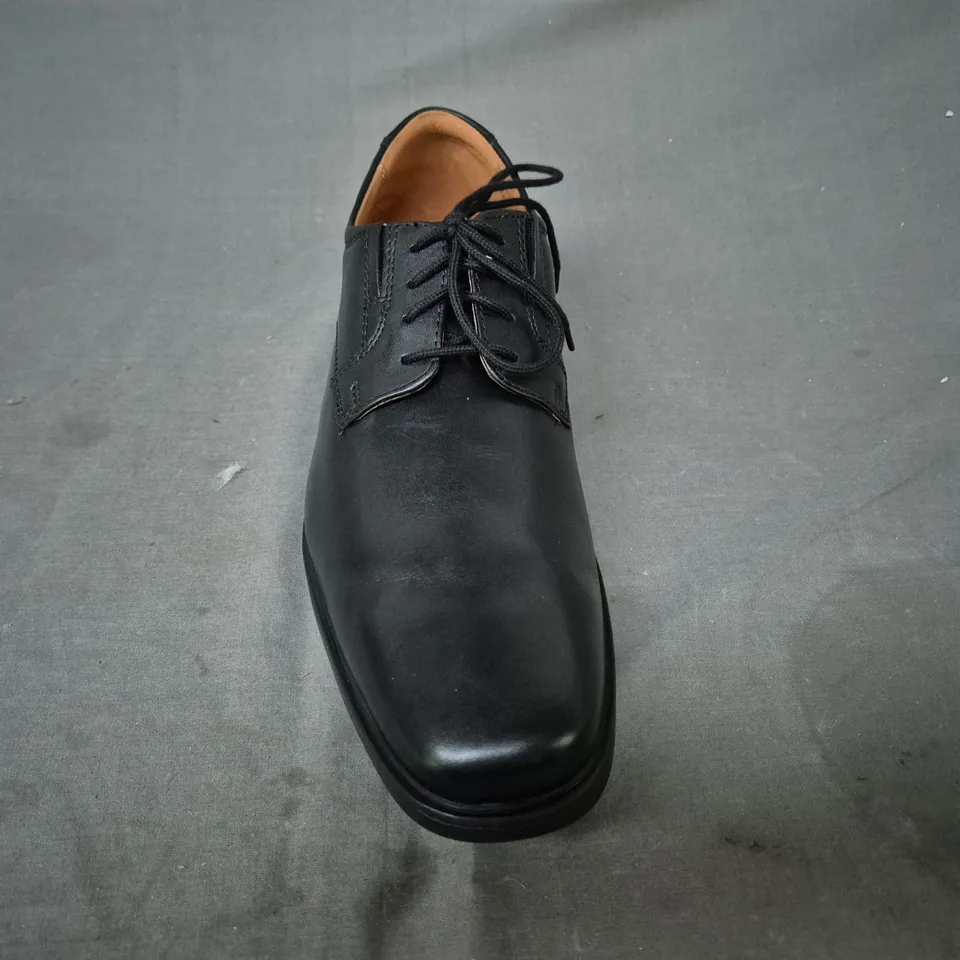 BOXED PAIR OF CLARKS TILDEN PLAIN LEATHER LACE-UP SHOES IN BLACK UK SIZE 10