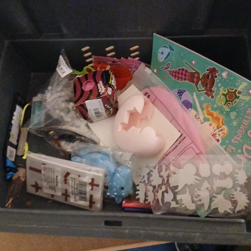 LARGE QUANTITY OF ASSORTED TOYS AND ACCESSORIES TO INCLUDE; BALL ROLLING CUBE, RAINBOW MYSTERY SQUISHY BUN, SPEEDO SWIM HAT AND CLUES IN SPRUES