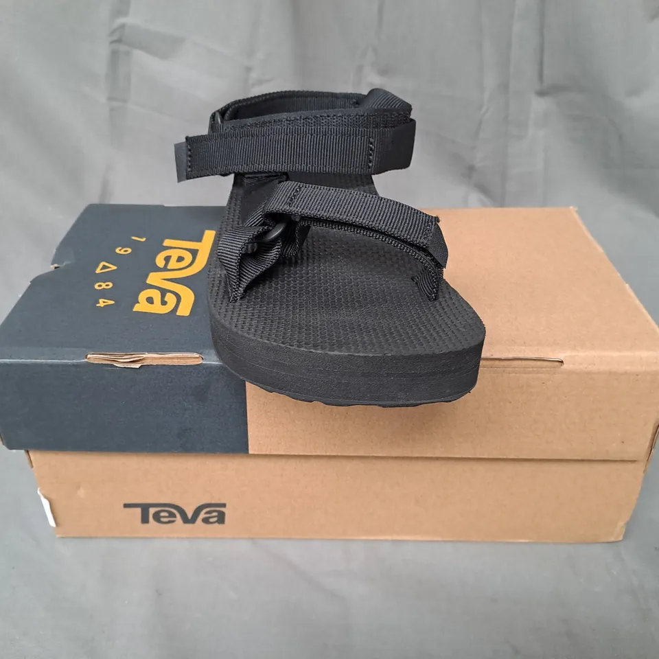 BOXED PAIR OF TEVA OPEN TOE SANDALS IN BLACK UK SIZE 6