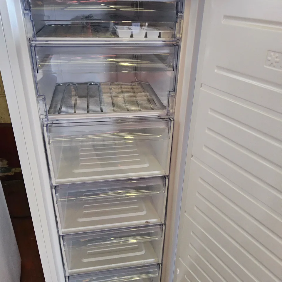 WHITE KNIGHT TALL FREESTANDING FREEZER