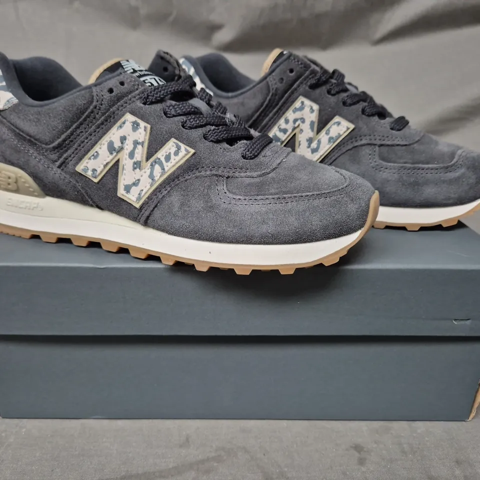 BOXED PAIR OF NEW BALANCE 574 TRAINERS IN DARK GREY UK SIZE 5.5