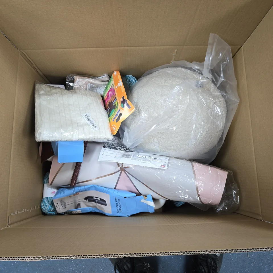 BOX OF ASSORTED HOME DECOR AND SMALL HOUSEHOLD ITEMS