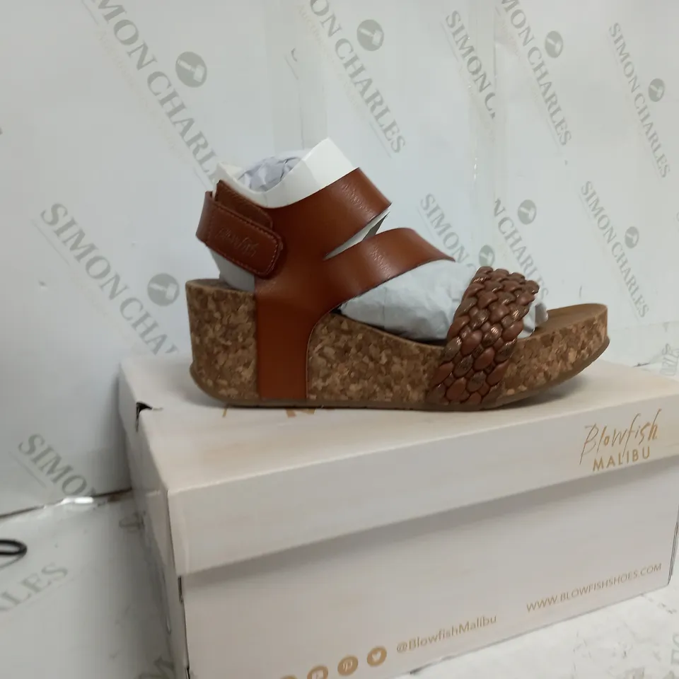 BLOWFISH MALIBU WOOD SANDAL SIZE 4