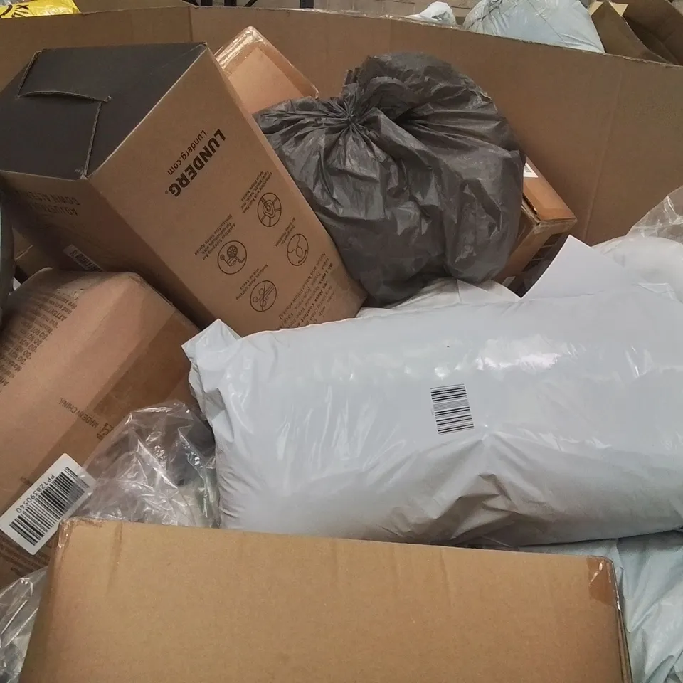 PALLET CONTAINING A LARGE QUANTITY OF PILLOWS