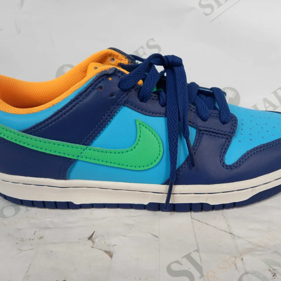BOXED PAIR OF NIKE TRAINERS IN NAVY/BLUE/GREEN UK SIZE 5.5