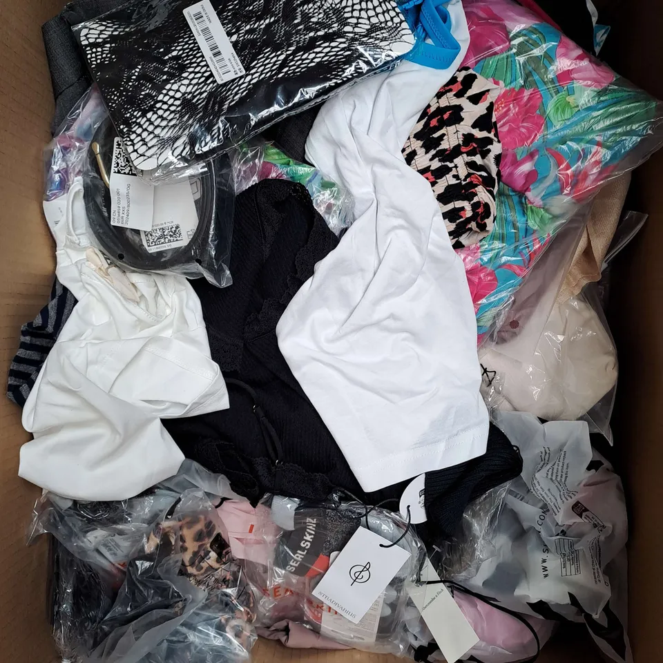 BOX OF APPROXIMATELY 25 ASSORTED CLOTHING ITEMS TO INCLUDE - DRESSES, TOPS, JEANS ETC