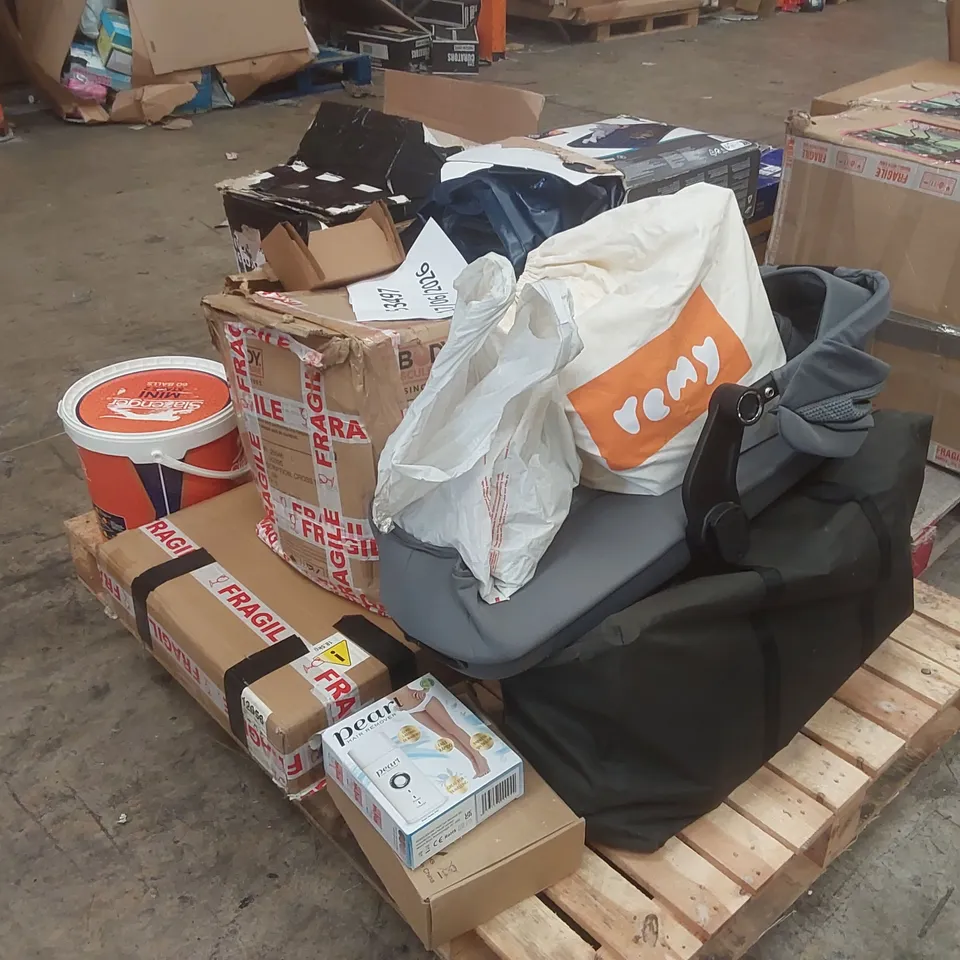 PALLET CONTAINING A LARGE QUANTITY OF ASSORTED ITEMS INCLUDING: EXERCISE MACHINE, TENNIS BALLS, LIGHTS ECT