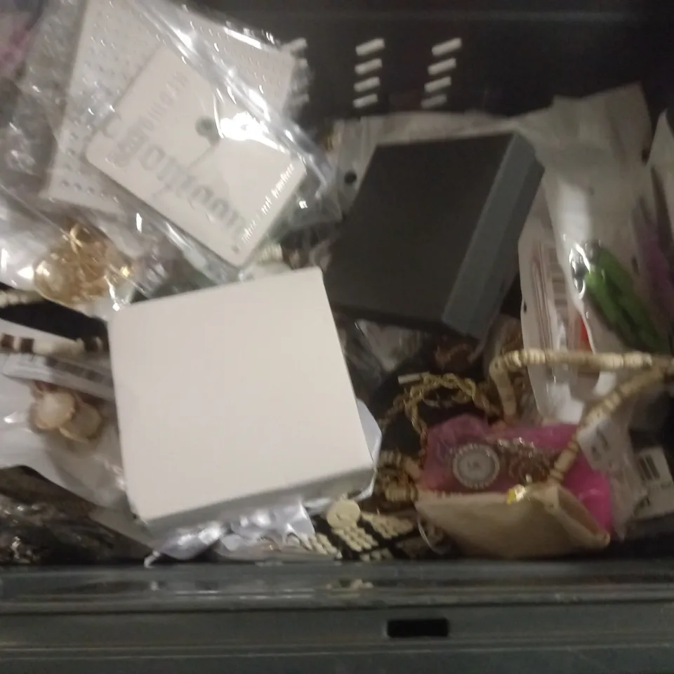 LOT OF ASSORTED JEWELLERY ITEMS TO INCLUDE NECKLACES, RINGS AND EARRINGS