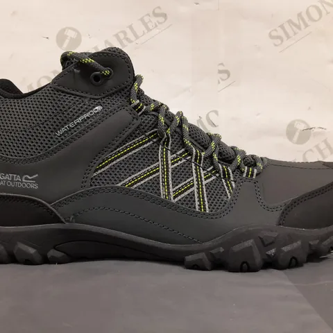 PAIR OF REGATTA EDGEPOINT SHOES IN BRIAR/LIME UK SIZE 10