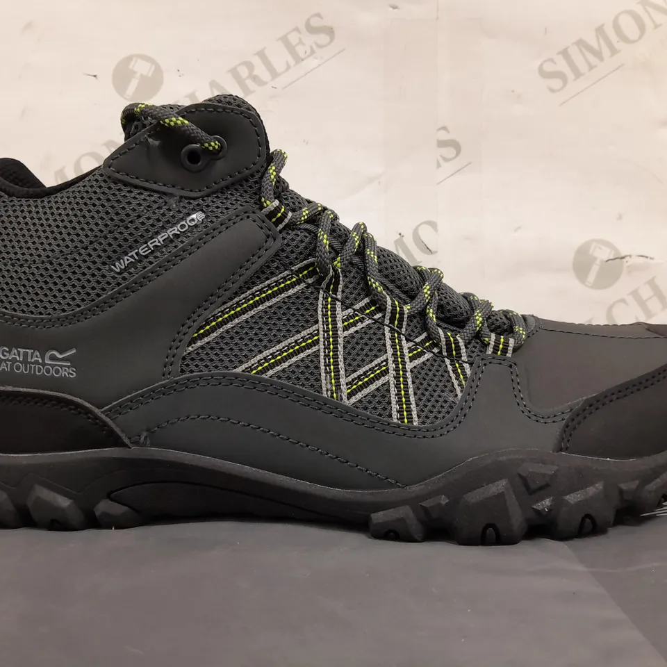 PAIR OF REGATTA EDGEPOINT SHOES IN BRIAR/LIME UK SIZE 10