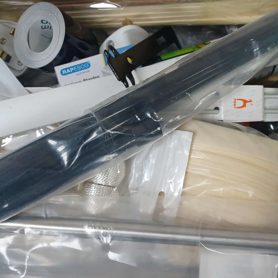 APPROXIMATELY 10 ASSORTED HOUSEHOLD ITEMS TO INCLUDE CLIPSTIC, HANDSENDER, WIRED DOOR BELL, ETC