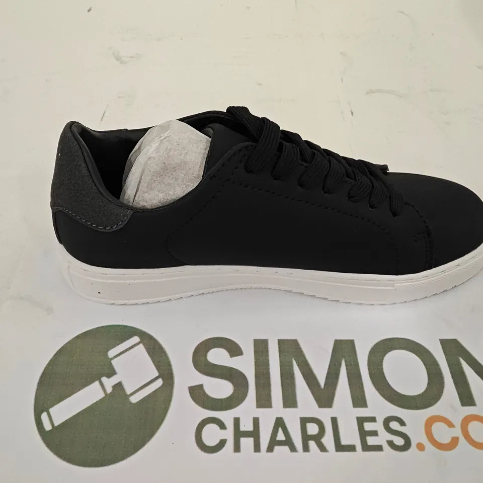 PAIR OF NICCE KIDS TRAINER IN BLACK/WHITE - UK 2