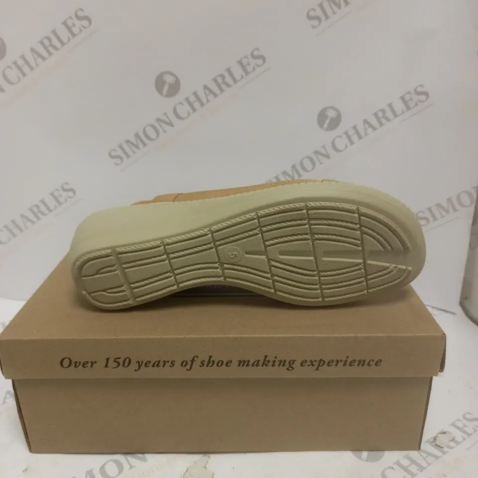 BOXED PAIR OF CUSHION WALK DIAMANTE T BAR SANDALS - 5