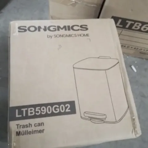 BOXED SONGMICS TRASH CAN