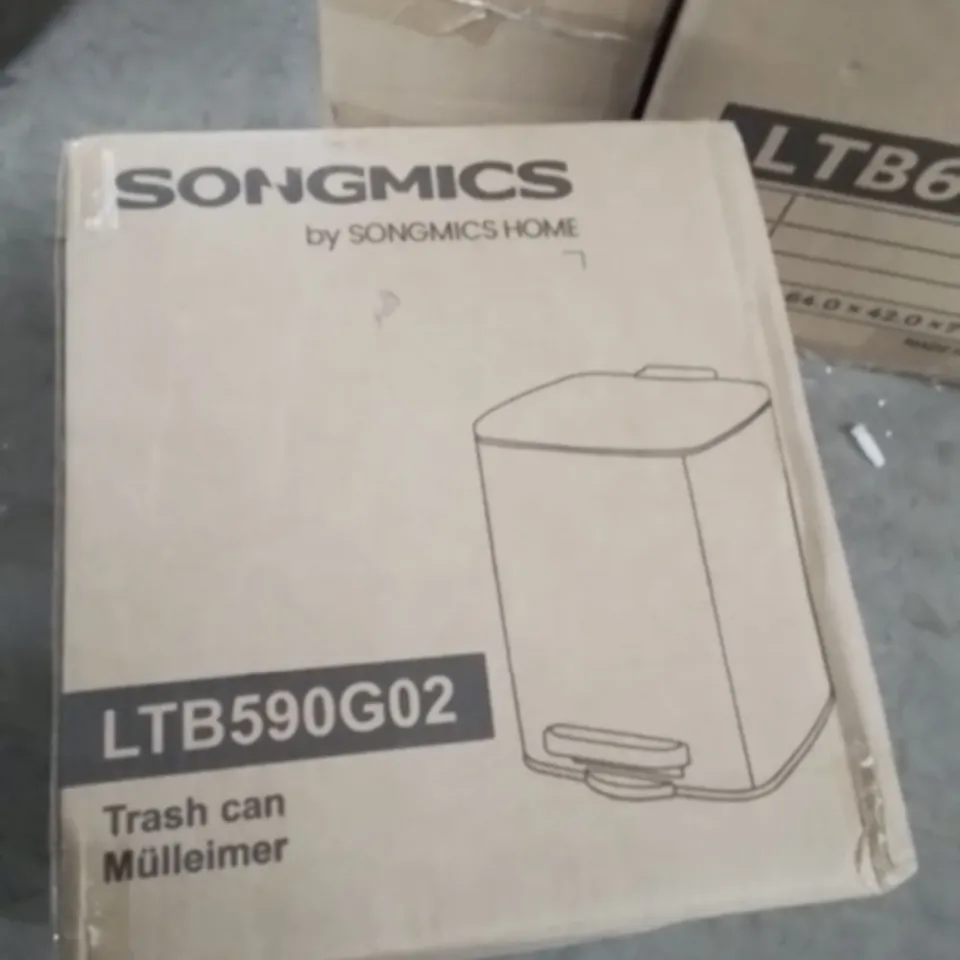 BOXED SONGMICS TRASH CAN