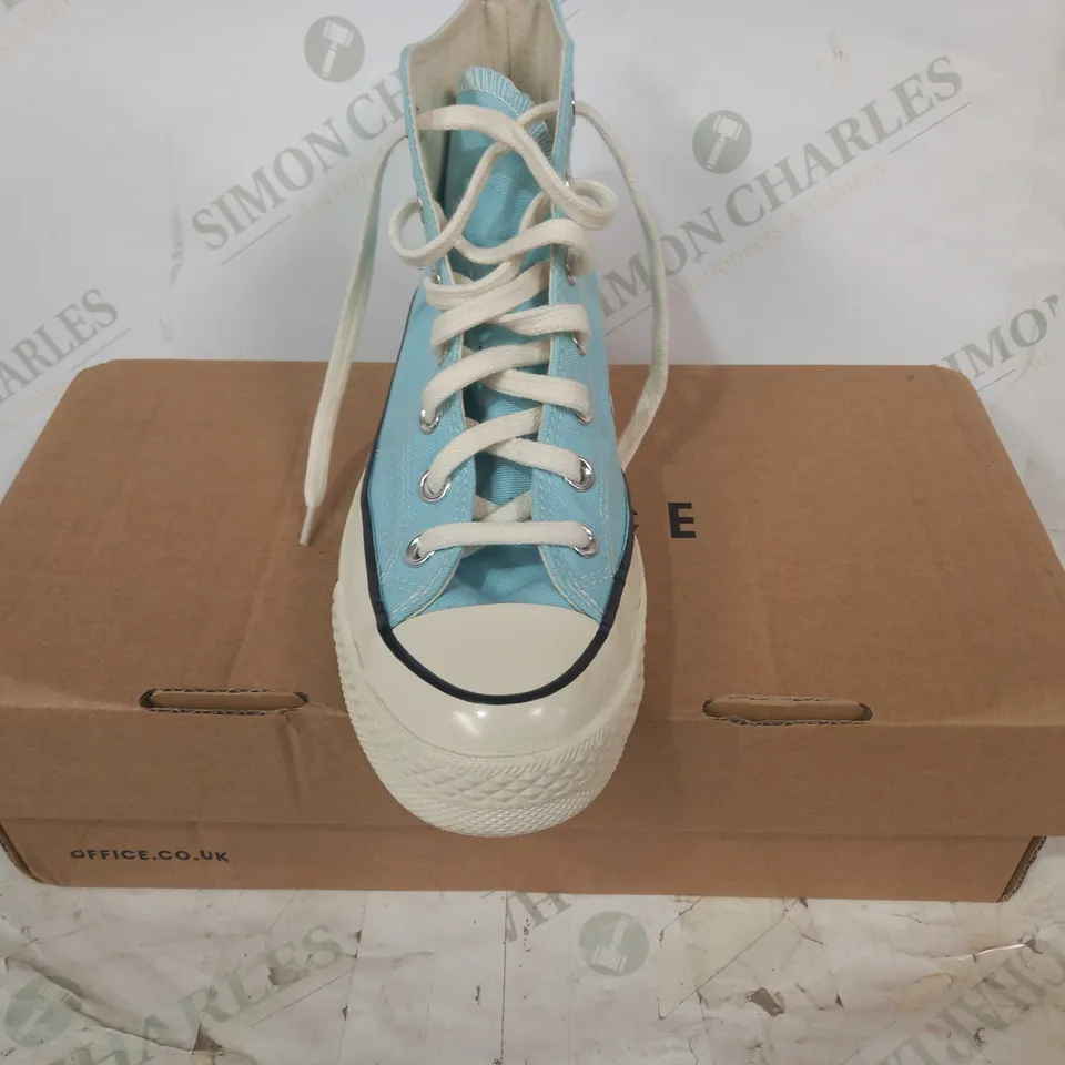 BOXED PAIR OF CONVERSE ALL STAR CANVAS SHOES IN BLUE UK SIZE 5