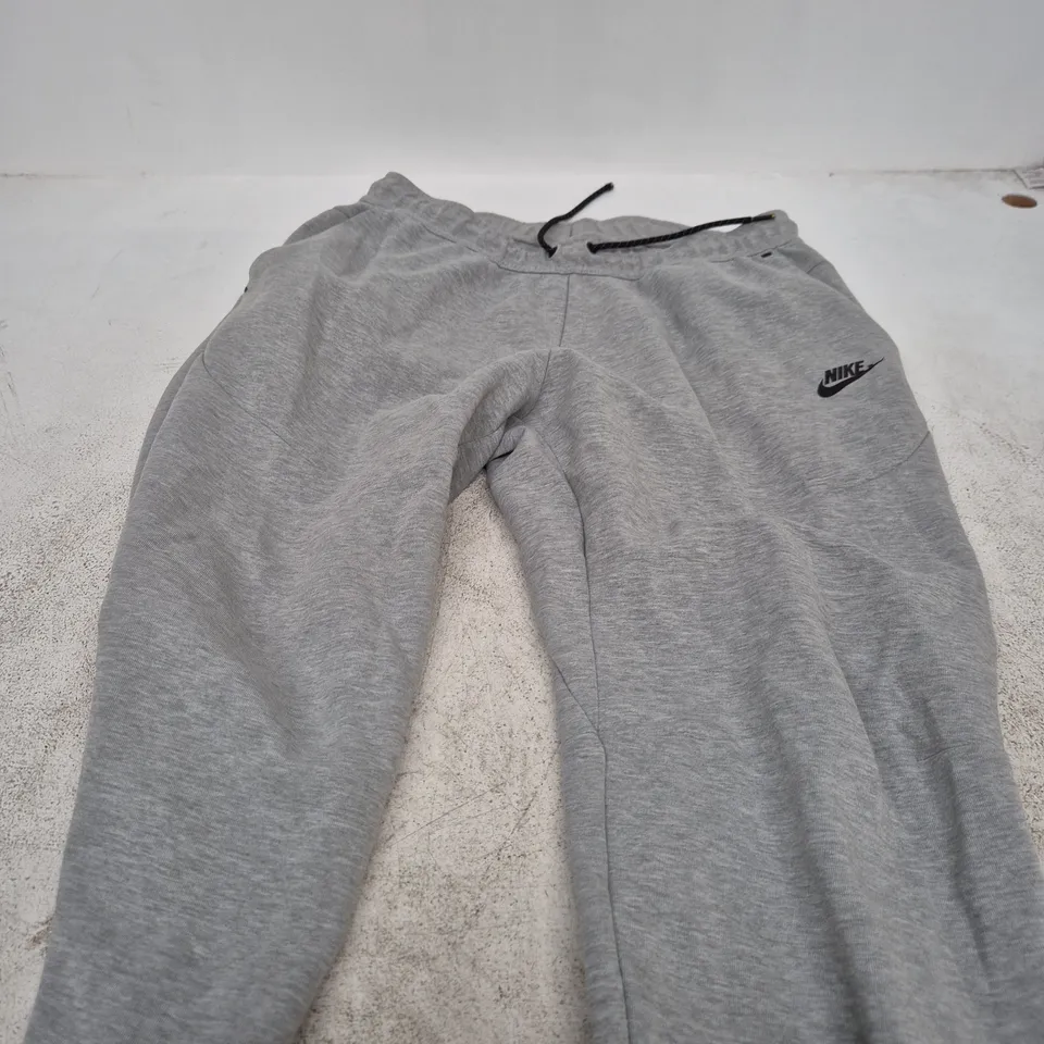 NIKE GREY SWEATPANTS – MEN’S, SIZE L
