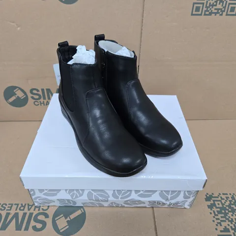 SHOE TREE COMFORT BRAMBLE BOOTS – BLACK PU, UK 4