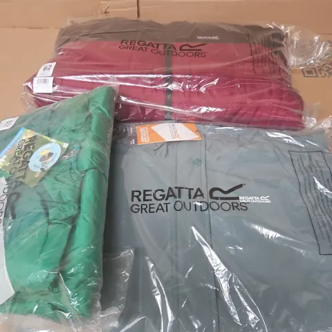 APPROXIMATELY 12 BRAND NEW REGATTA KIDS CLOTHING ITEMS IN VARIOUS SIZES, STYLES AND COLOURS TO INCLUDE MUDPLAY III, JUNIOR VALENTA, LOFTHOUSE, ETC 