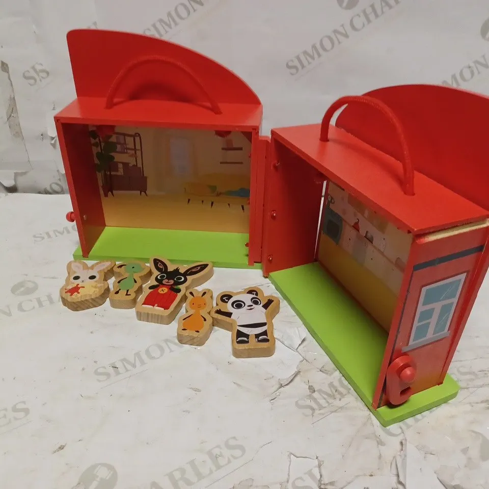 WOODEN CARRY ALONG HOUSE RRP £19.99