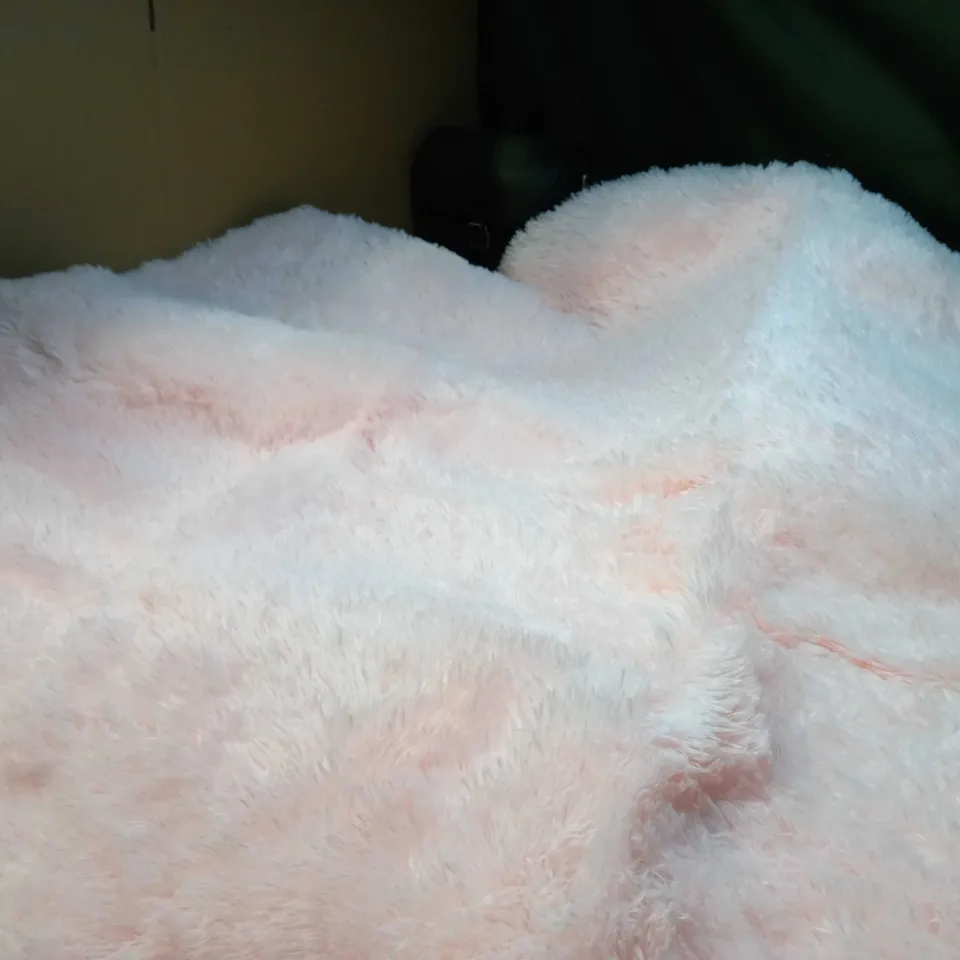 LARGE BOX OF APPROXIMATELY 20 ASSORTED HOUSEHOLD ITEMS TO INCLUDE: BABY PINK RUG, DOUBLE FITTED SHEETS, HOT PINK FLUFFY PILLOW CASES