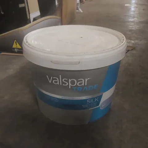 VALSPAR TRADE 2-IN-1 PAINT AND PRIMER - SILK