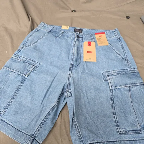 LEVIS CARRIER CARGO SHORTS - 32