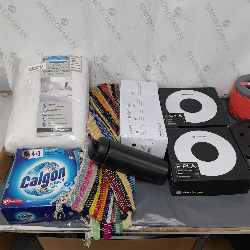 BOX OF APPROXIMATELY 15 ASSORTED HOUSEHOLD ITEMS TO INCLUDE LASER TONER CARTRIDGE, MATTRESS PROTECTOR, AND MARKFORGED PLA BLACK ETC. 
