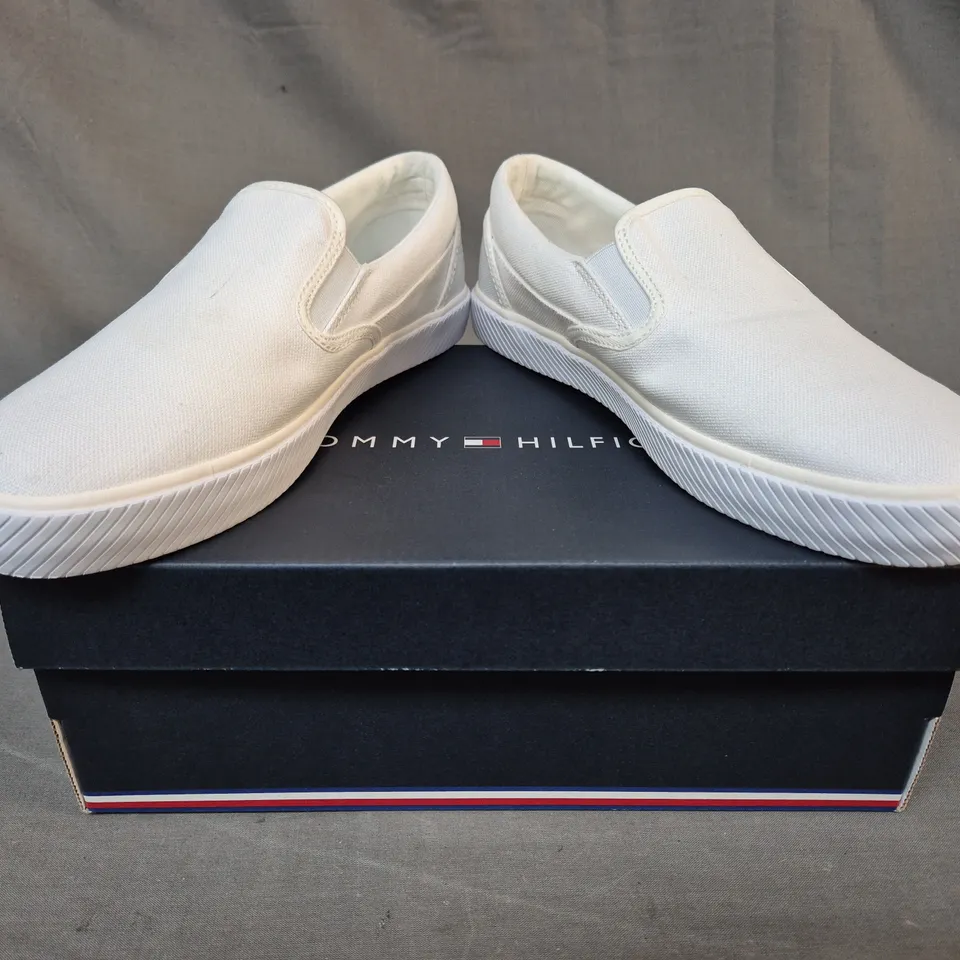 BOXED PAIR OF TOMMY HILFIGER VULC CANVAS SLIP-ON SNEAKERS IN WHITE UK SIZE 5