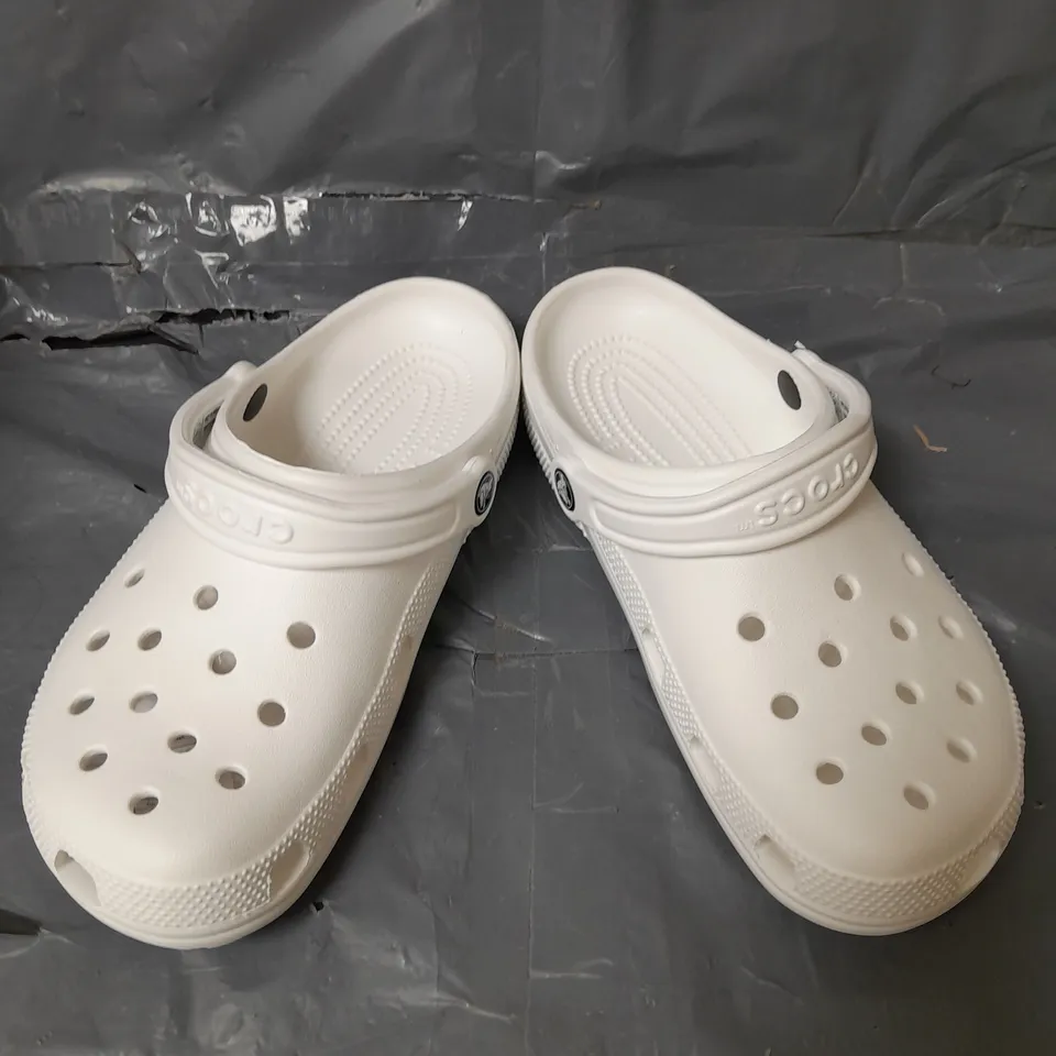 CROCS CLASSIC CLOG - WHITE