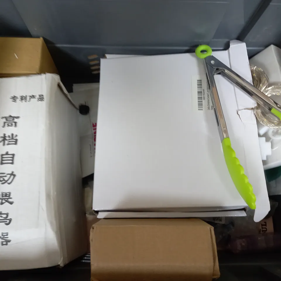 BOX OF APPROXIMATELY 11 ASSORTED ITEMS TO INCLUDE - PEN NEEDLES , FREESTYLE LIBRE 2 , VINYL COASTERS ETC