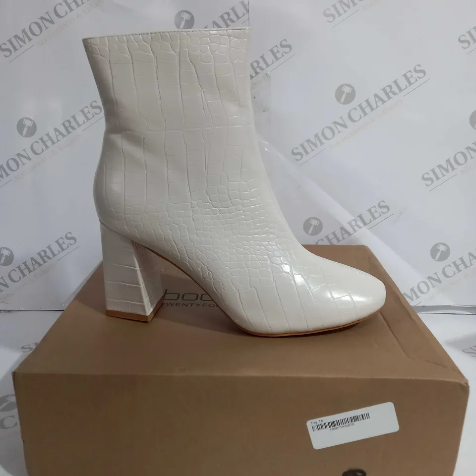 BOXED BOOHOO WHITE CROC BLOCK HEEL SOCK BOOTS IN WHITE - SIZE 8 