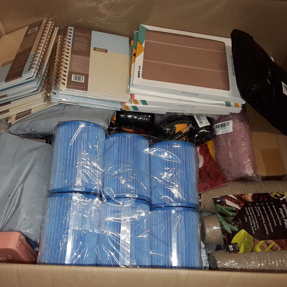 LARGE QUANTITY OF ASSORTED HOUSEHOLD ITEMS TO INCLUDE 2022 DIARIES, BIODEGRADABLE PLANT POTS AND PET BRUSHES