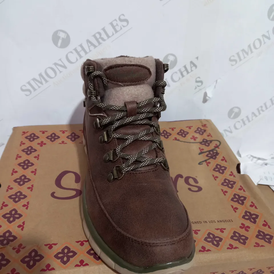 BOXED SKECHERS SYNERGY WARM TECH BOOTS, BROWN - SIZE 4