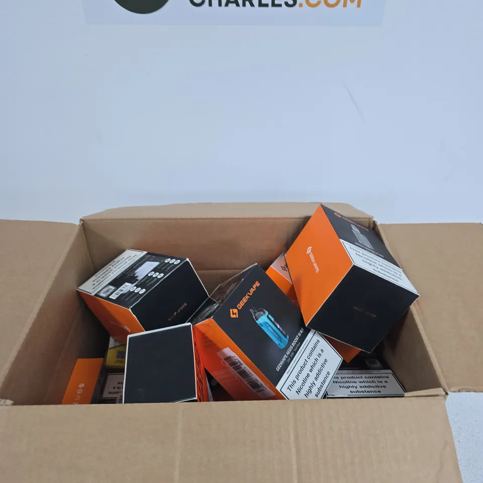 APPROXIMATELY 20 ASSORTED E-CIG PRODUCTS AND ACCESSORIES TO INCLUDE VOOPOO, GEEKVAPE, CALIBURN ETC