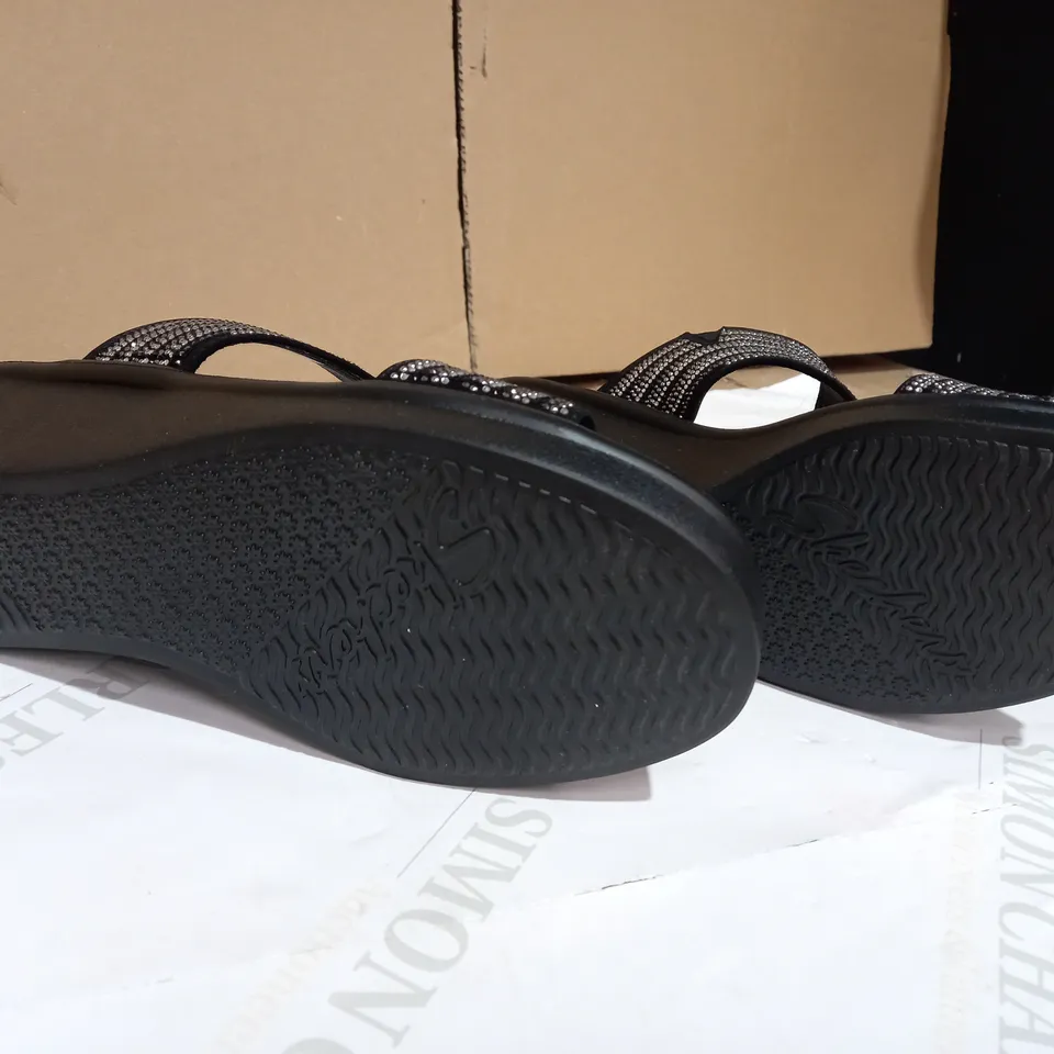 BOXED PAIR OF SKECHERS RUMBLE ON BLING GAL RHINESTONE SLIDE WEDGE SANDAL BLACK/SILVER - SIZE 7