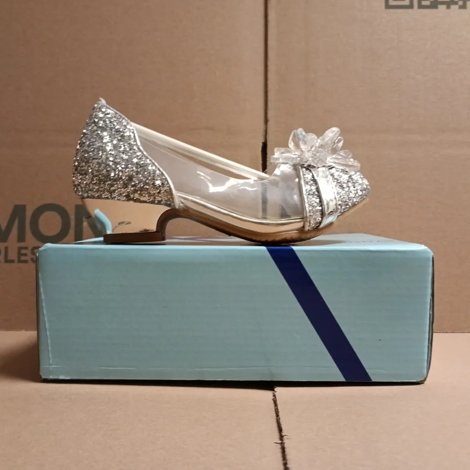BOXED PAIR OF ELSA & ANNA KID'S LOW HEELED SHOWS IN SILVER GLITTER W. JEWEL DETAIL SIZE EU 27