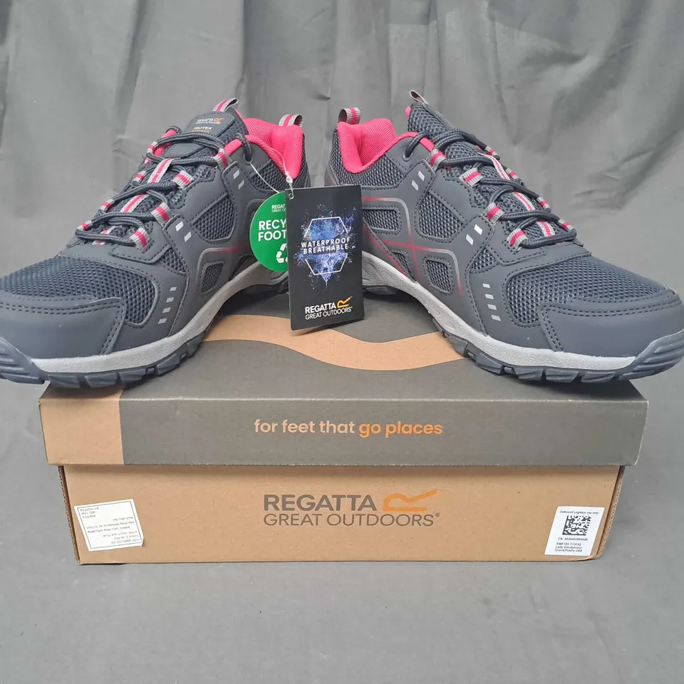 BOXED PAIR OF REGATTA LADY VENDEAVOUR SHOES IN GRAPHITE/PINK UK SIZE 8