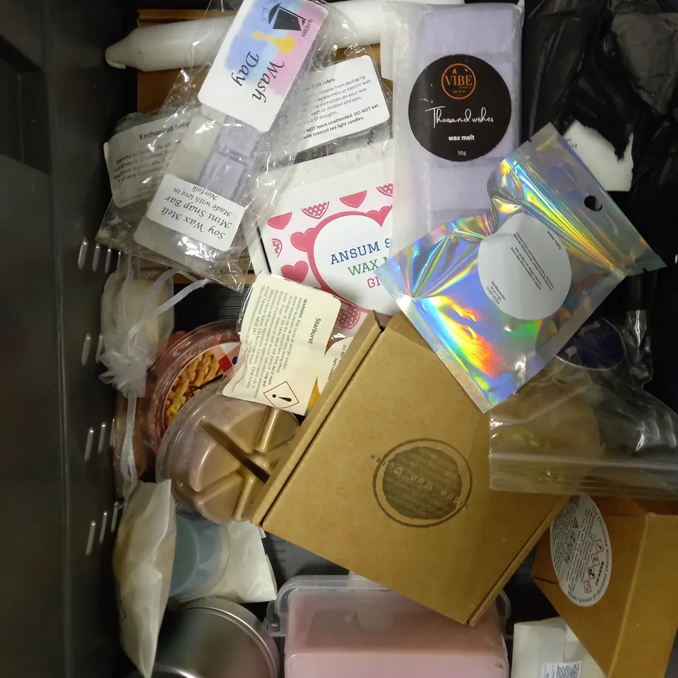 BOX OF APPROXIMATELY 30 ASSORTED SCENTED CANDLES ITEMS 