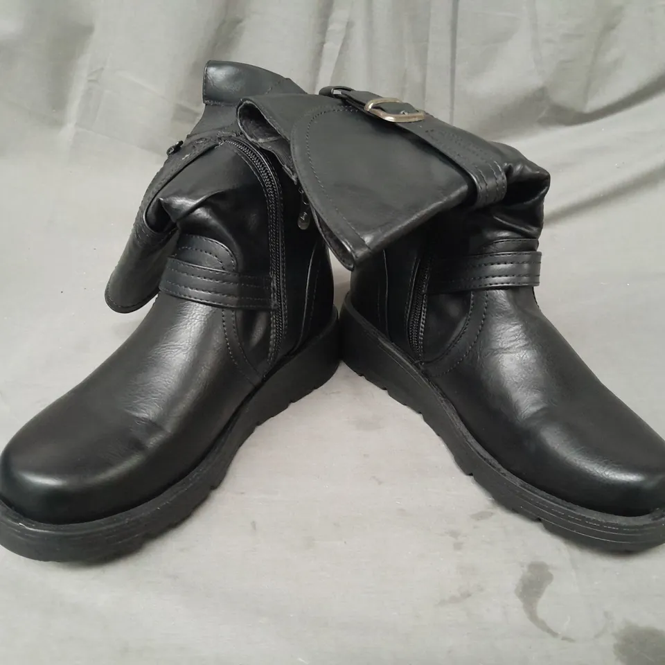 BOXED PAIR OF AJVANI COLLECTION ANKLE BOOTS IN BLACK SIZE 7