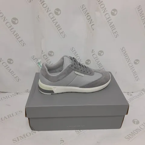 BOXED VIONIC TRAINERS IN GREY SIZE 5,5