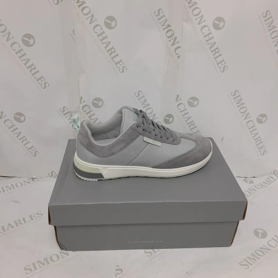 BOXED VIONIC TRAINERS IN GREY SIZE 5,5
